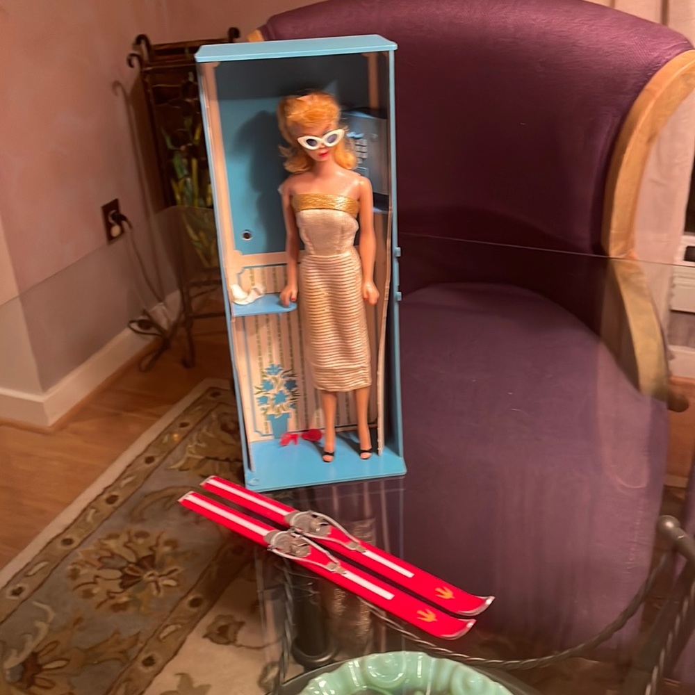 Barbie 1964 Original Doll with Phone Booth and Assessories. - Picture 1 of 9